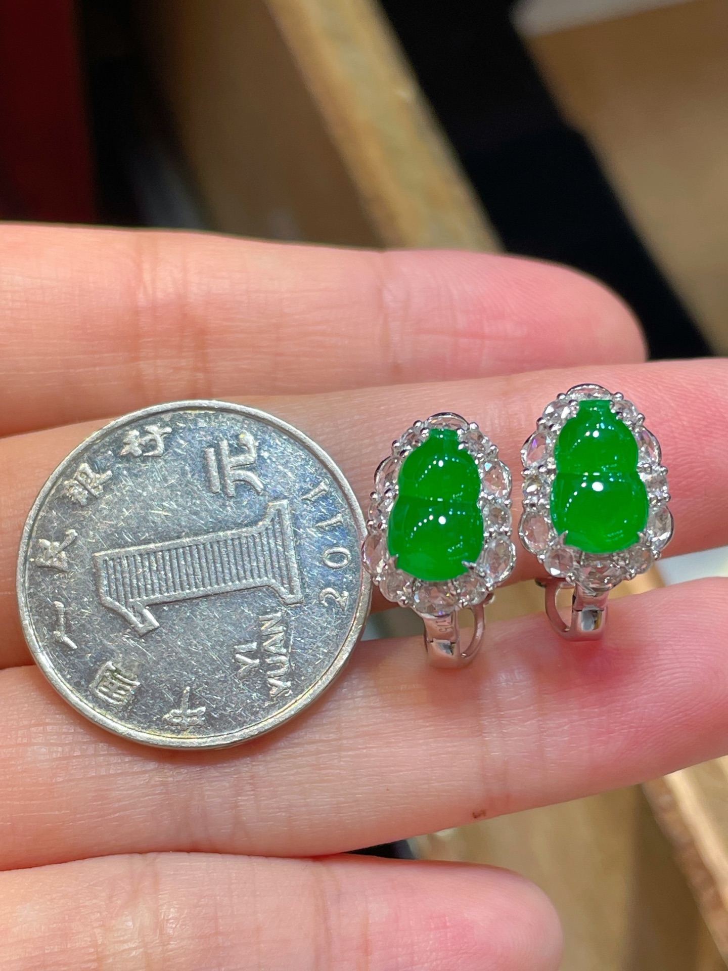 精品翡翠葫芦耳钉，满色水头足，这款很精致，18k真金真钻镶嵌，料子饱满细腻，种水，14-10.1-6