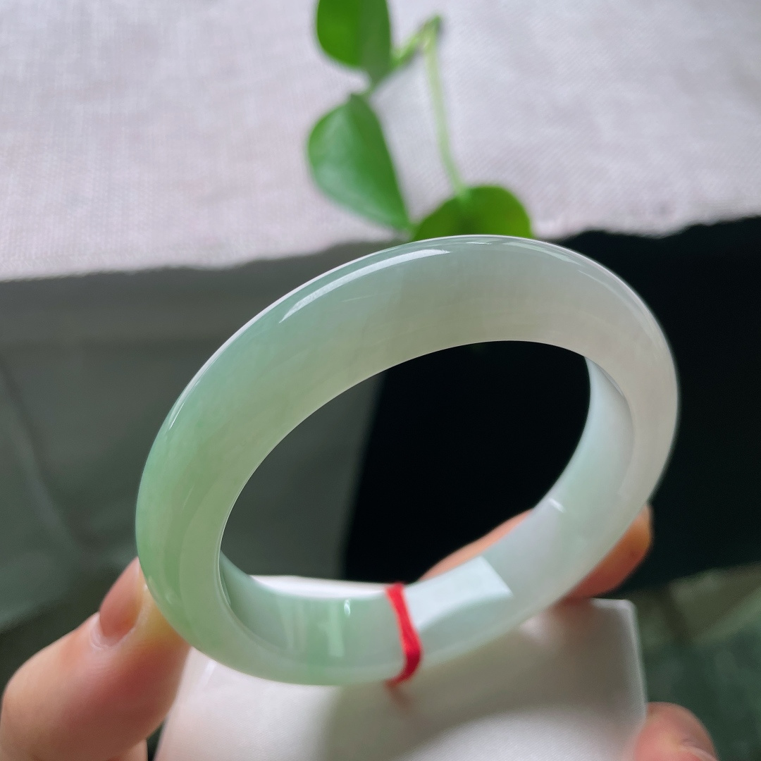 56/12.1/8.8，飘绿正圈，一点棉线，薄雾般的晴水玉环，水光内敛温润，整圈色调清雅舒展，把夏日的清宁戴在腕间。ss56954a