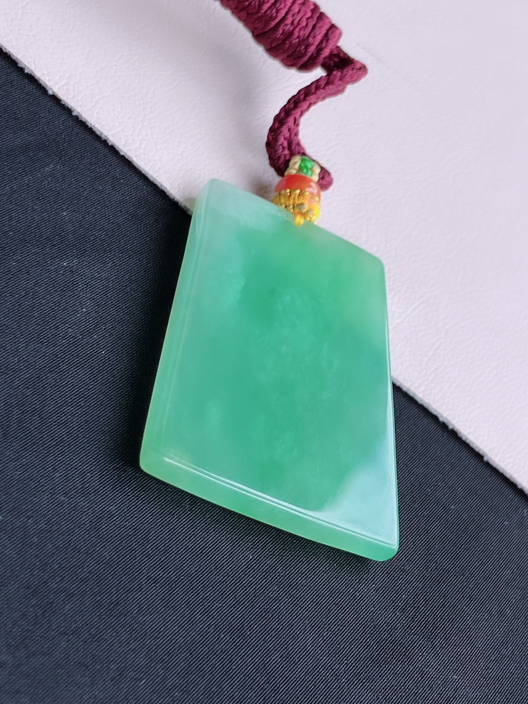 底色平安牌，简约时尚，尺寸45.8/32.6/4.6/自然光实拍