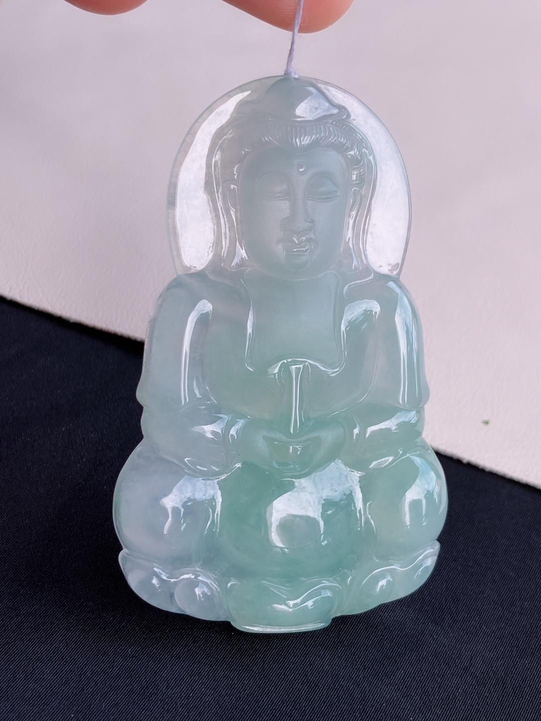 底色大观音，晶莹剔透，面容慈祥，尺寸71.6/44/6.8/自然光实拍