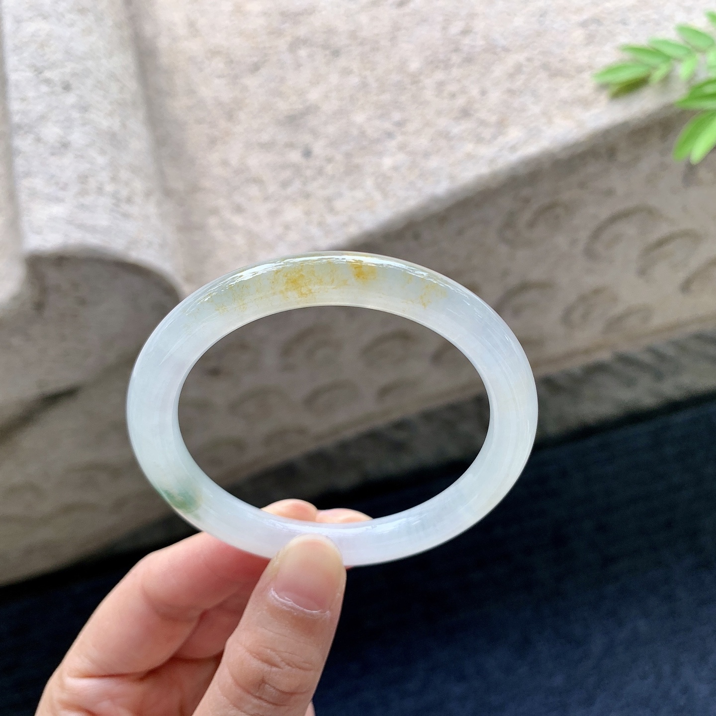 圆条51 52，圈口52.5/7.7/8，编码B2081207，描述：糯冰飘黄翡，水润，种老，细腻，有纹线。