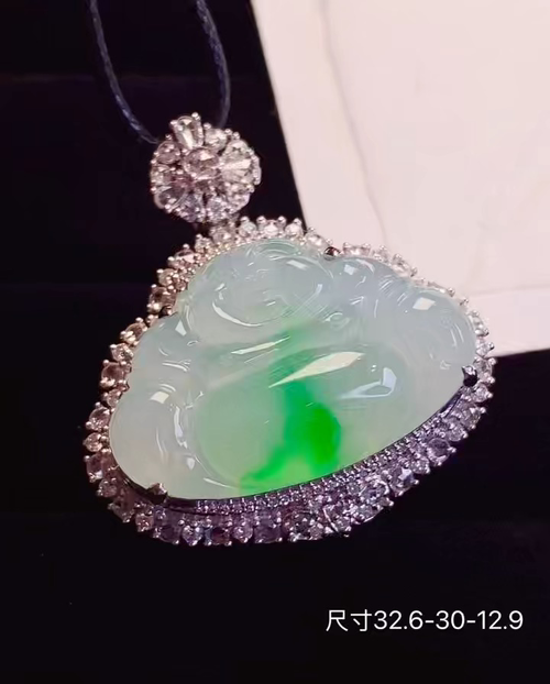 18k金+钻玻璃种飘阳绿坐佛吊坠，饱满圆润起荧光，实物更漂亮，无裂，32.6-30-12.9