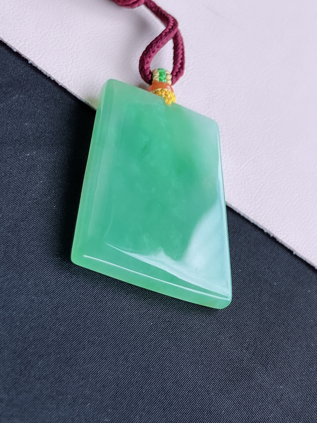 底色平安牌，简约时尚，尺寸45.8/32.6/4.6/自然光实拍