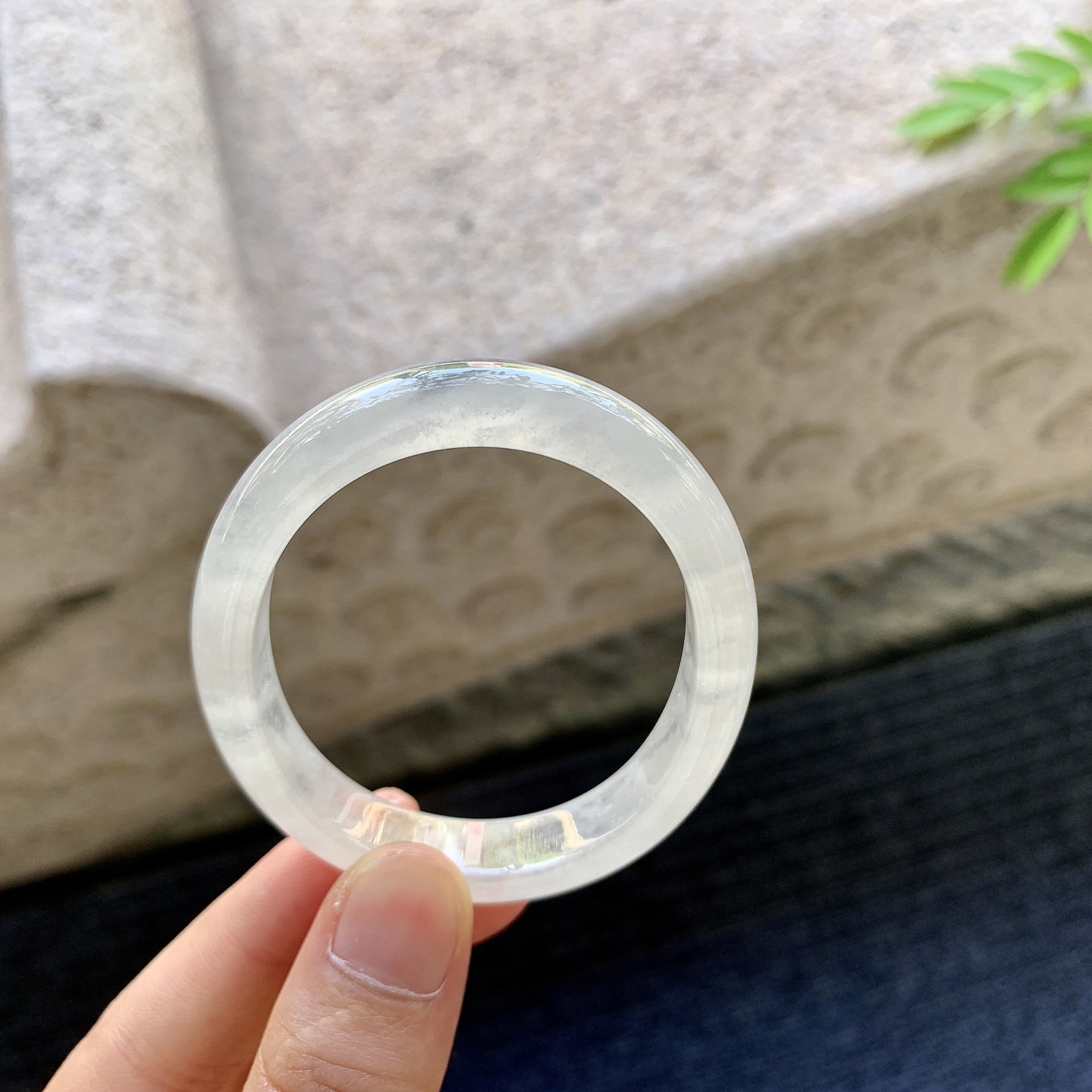 贵妃49 50，圈口50.2/43.3/9.7/6.4，编码BA081246，描述糯冰白月光，水润，种老，细腻，无裂。