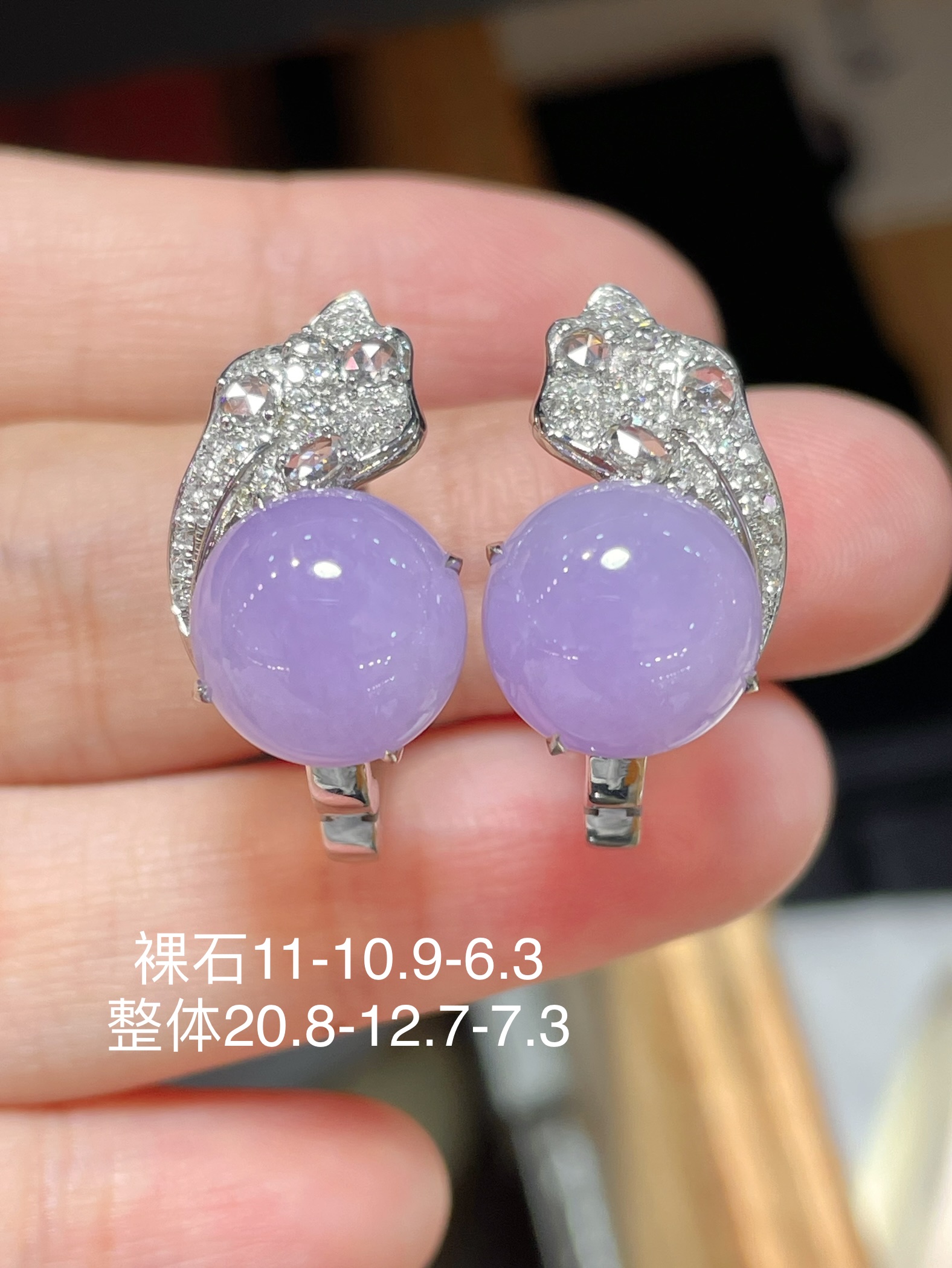 ️翡翠·冰种紫色蛋面耳钉，经得起考验的品质，无裂，料子水润通透，种老起光。18k金镶嵌，佩戴效果精
