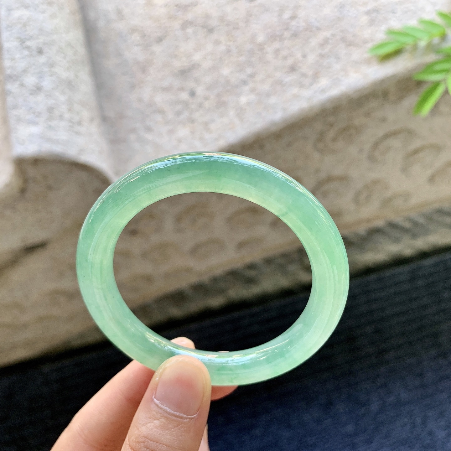圆条49 50，圈口50.7/8.6/8.8，编码B2081204，冰糯绿底，水润，种老，细腻，有纹线