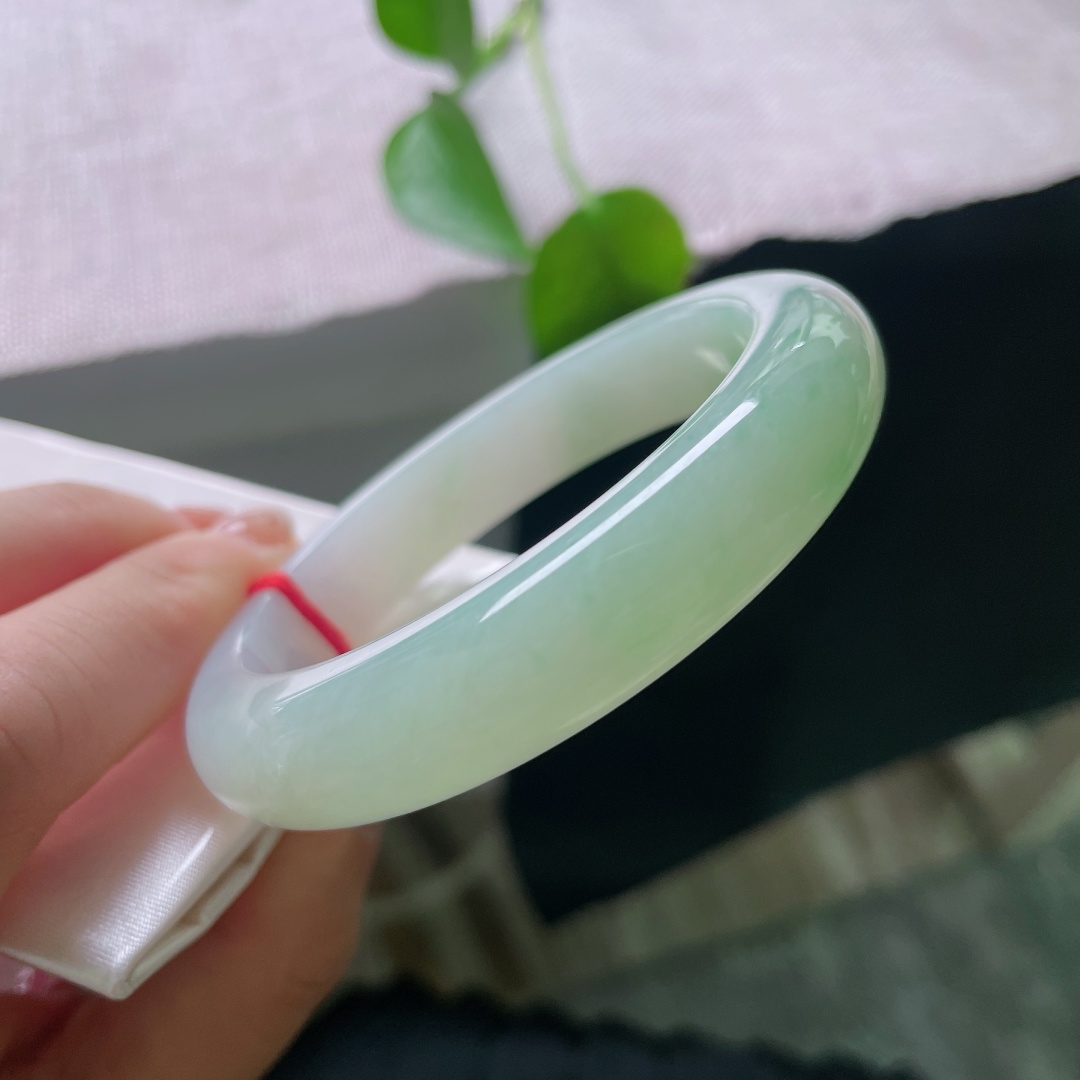 56/12.1/8.8，飘绿正圈，一点棉线，薄雾般的晴水玉环，水光内敛温润，整圈色调清雅舒展，把夏日的清宁戴在腕间。ss56954a