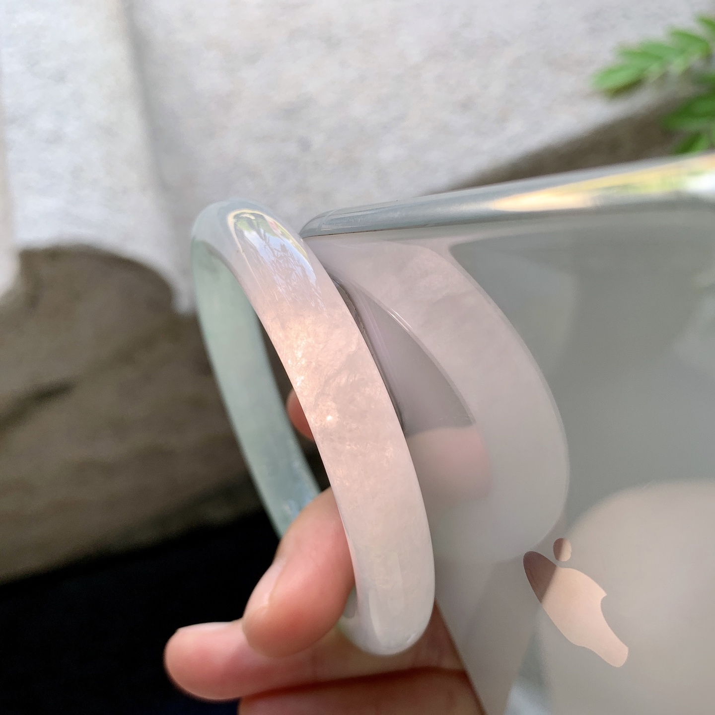 圆条49 50，圈口50.5/9.3/9.4，编码LH081236，糯冰飘阳绿，水润，种老，细腻，打灯有棉线。
