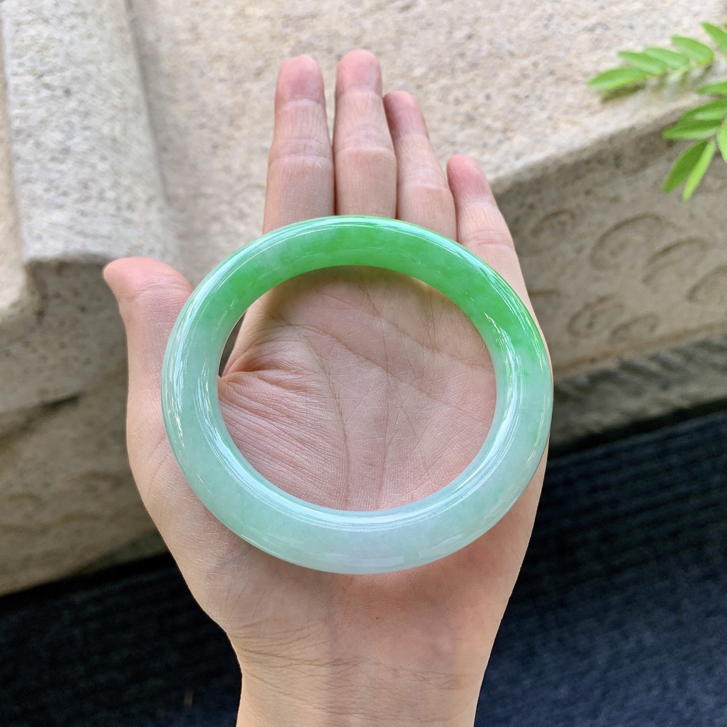 圆条55 56，圈口56.8/10.2/10.9，编码FL081261，描述：阳绿，水润，种老，细腻，打灯有棉纹