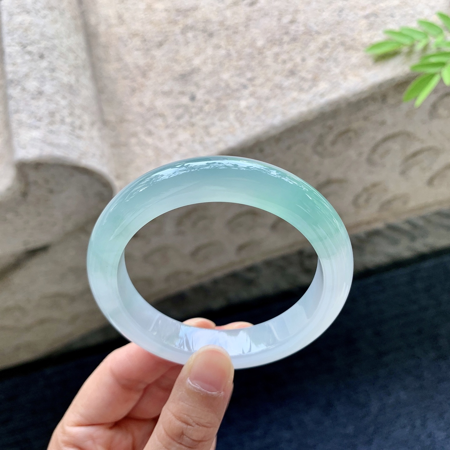 正圈55 56，圈口56/12.3/9，编码B2081205，描述冰糯飘绿，清透，水润，种老，细腻，打灯有内絮