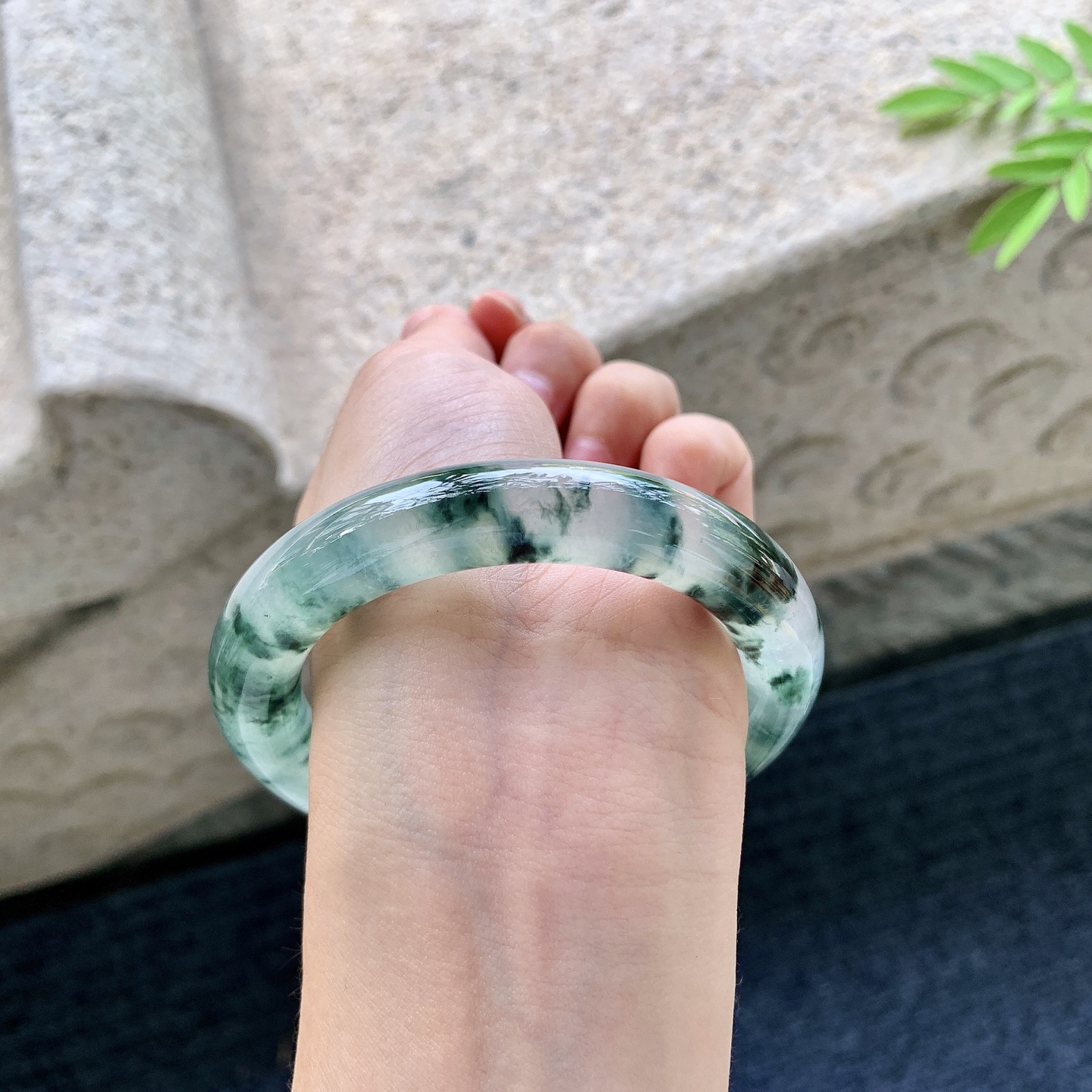 圆条56 57，圈口57/11.5/11.2，编码BA081244，冰种飘花，清透，水润，种老，细腻，有棉线