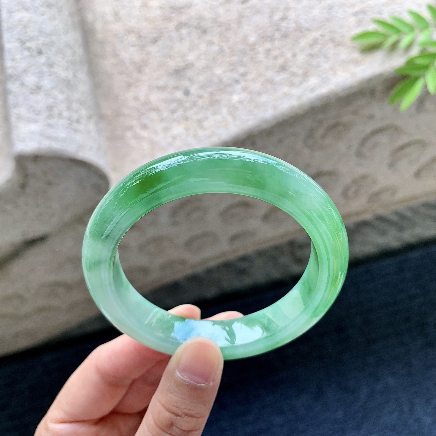 正圈54 55，圈口54.6/12/9，编码W6081247，描述糯冰飘绿，水润，种老，细腻，打灯有纹线