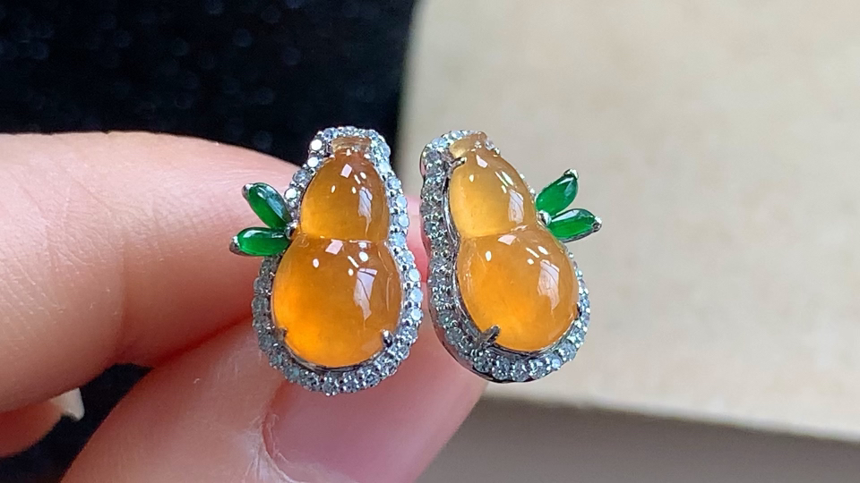 ️ 18K金伴钻葫芦耳钉，无裂，尺寸取一11.2-5.8-3.0mm，包A附证书