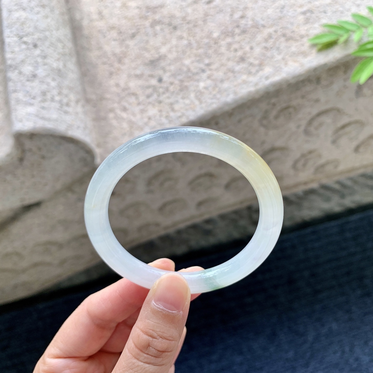 圆条51 52，圈口52.5/7.7/8，编码B2081207，描述：糯冰飘黄翡，水润，种老，细腻，有纹线。