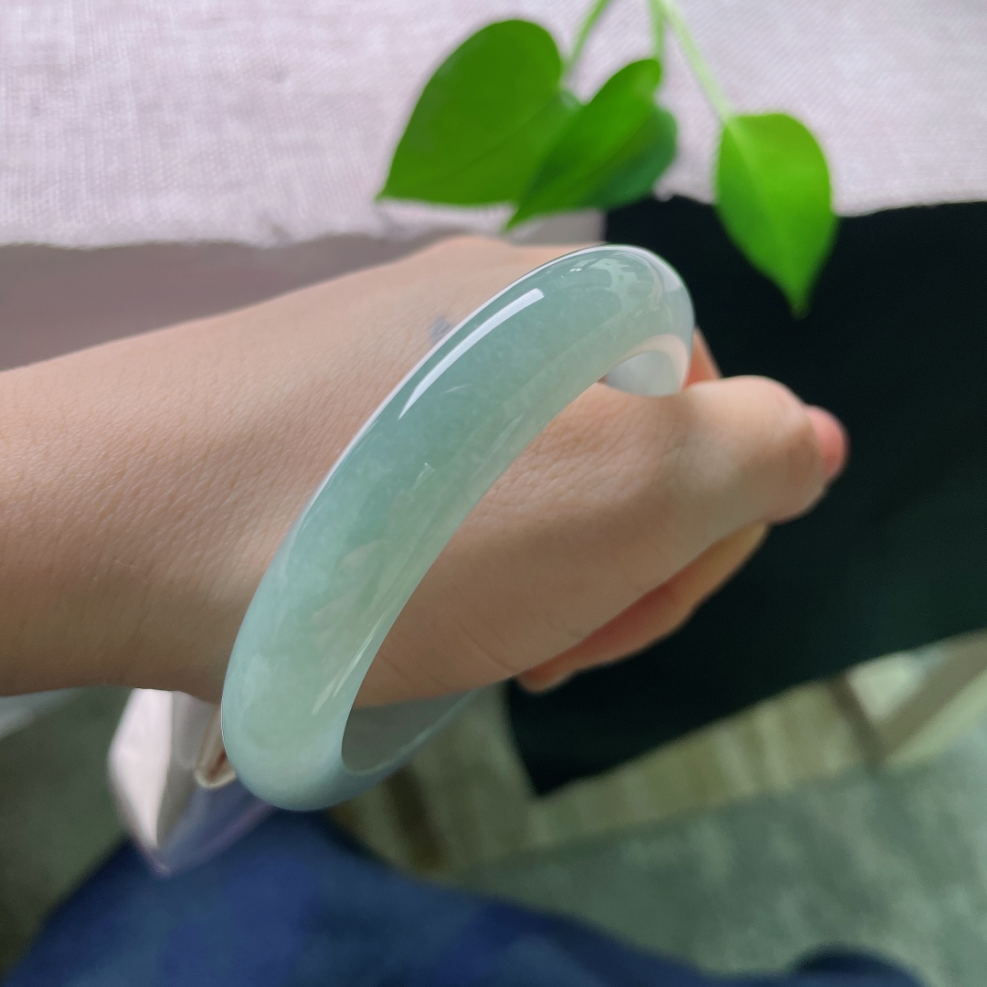 55.8/11.6/8.8，冰油正圈，无裂，玉质细腻通透，色泽沉静素雅，自带安静松弛的清冷气质。ss56779a