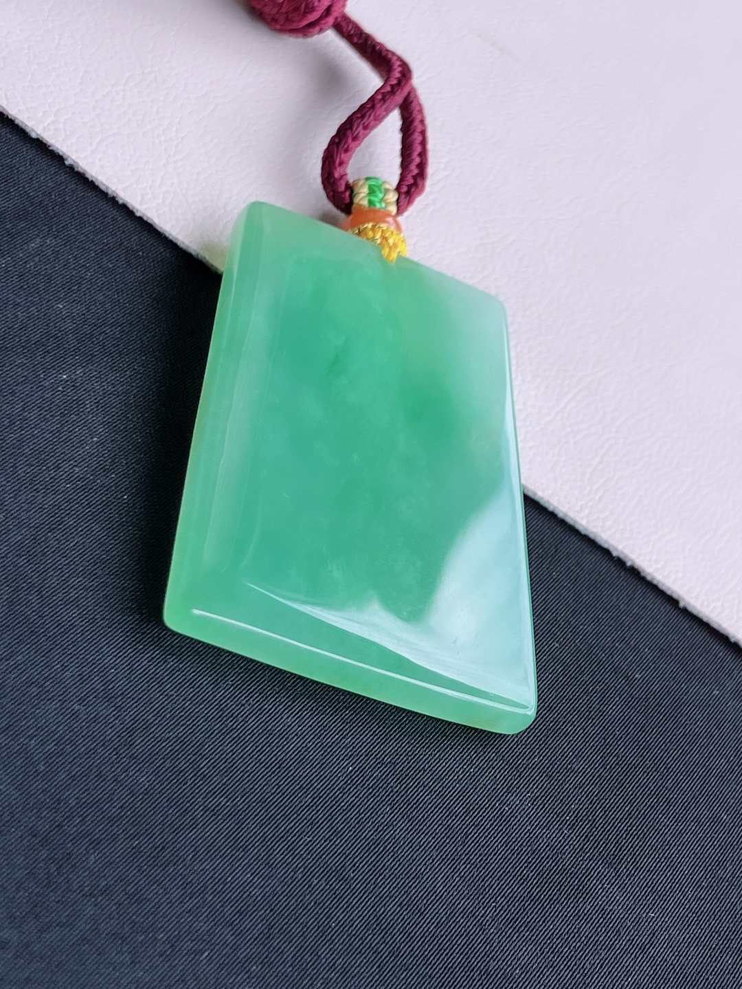 底色平安牌，简约时尚，尺寸45.8/32.6/4.6/自然光实拍