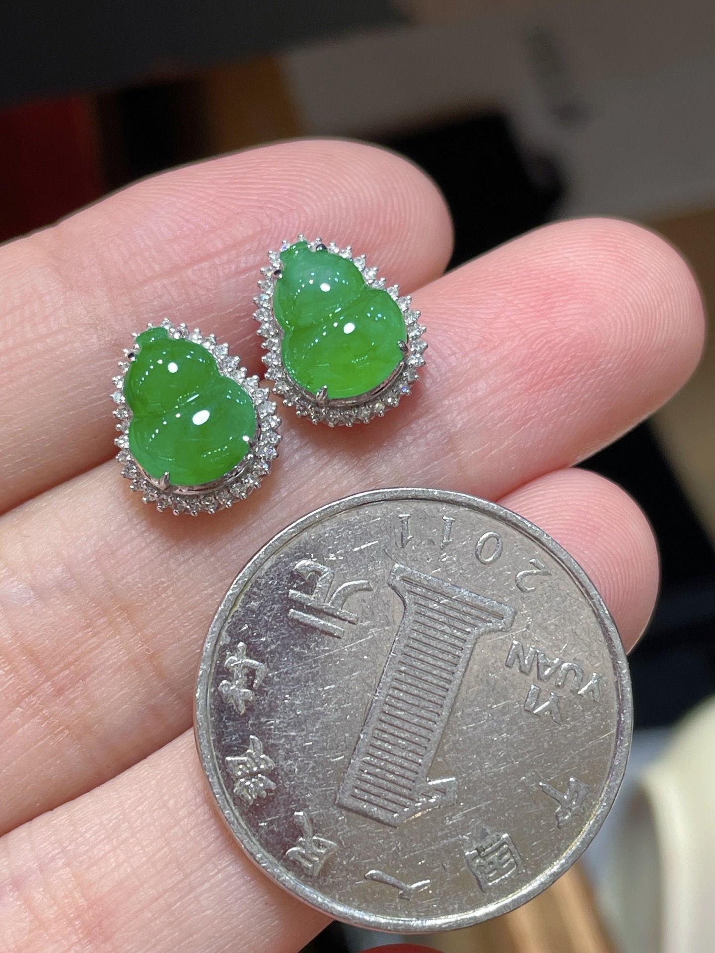 ️性比精品翡翠葫芦耳钉，满色水头足这款很精致18k真金真钻镶嵌，料子饱满细腻种水，12.3-9.8