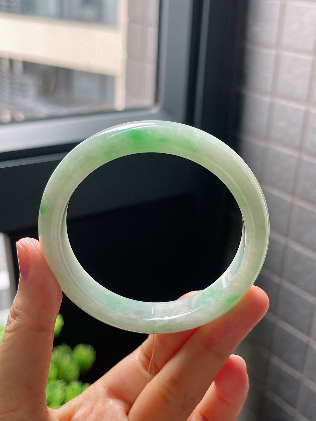 正圈55圈口，翡翠糯化种飘绿手镯
