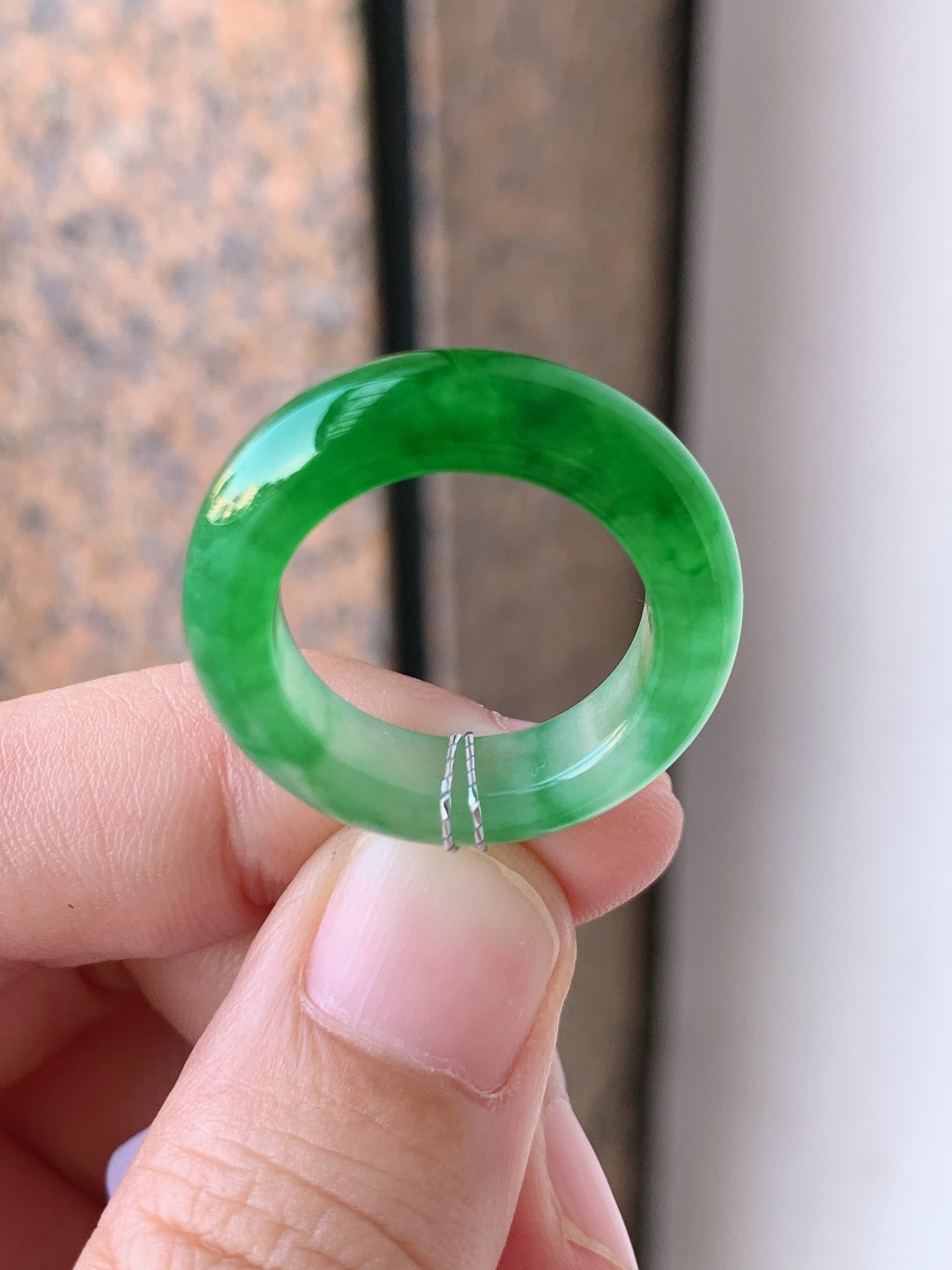 冰种绿指环，辣绿，通透匀净，气场十足，裸石26.3-5.9-4.7，圈口15，自然光拍摄