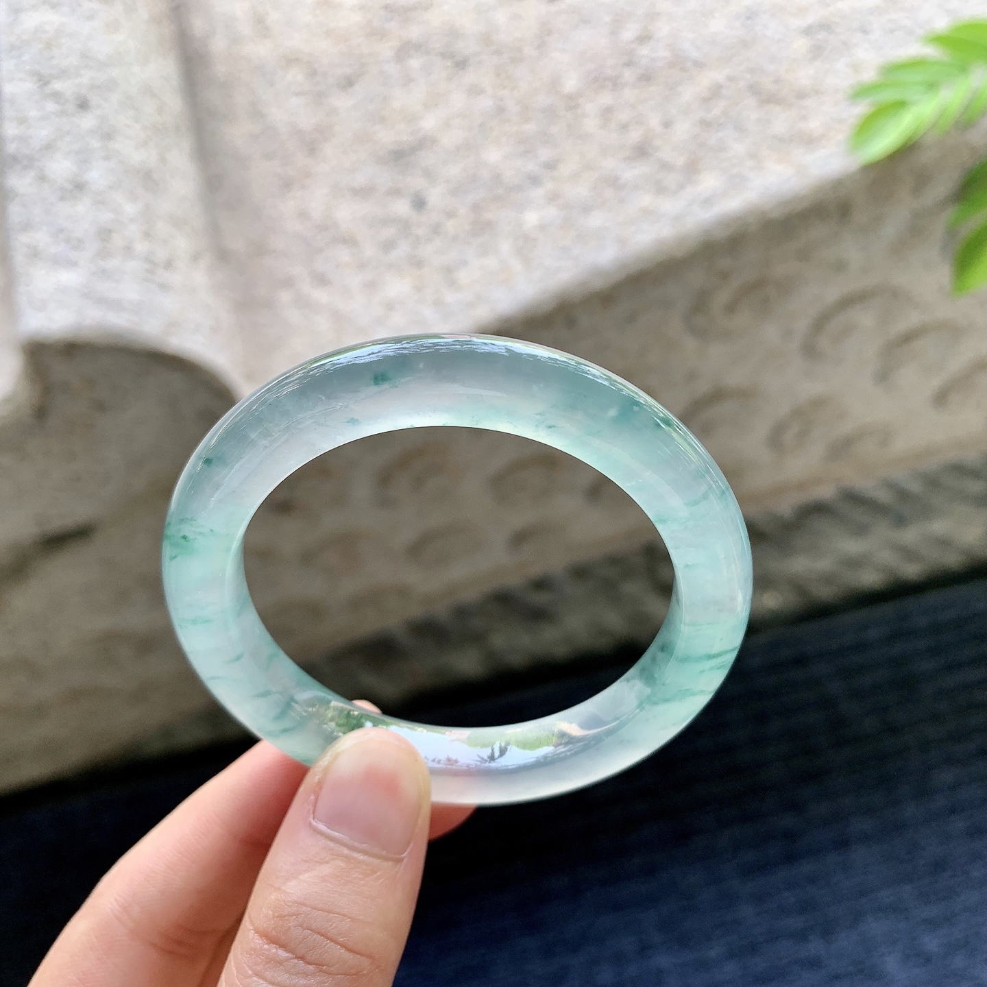 正圈49 50，圈口50.2/8.4/8.8，编码A1081332，高冰飘花，起荧光，清透，水润，种老，细腻，无裂。