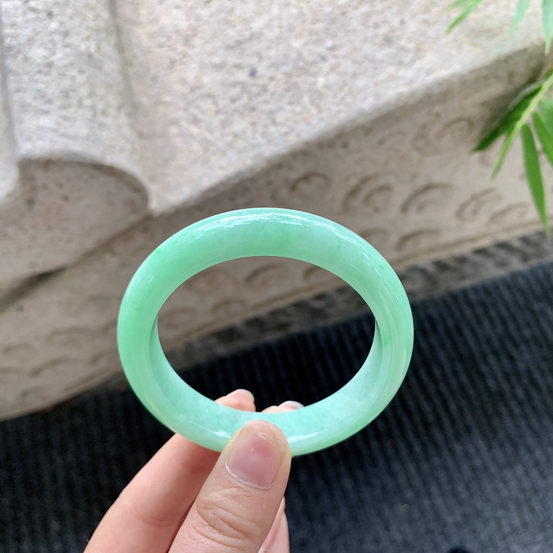正圈51 52，圈口52.4/12.1/8，编码AD030274，描述阳绿，满色，水润，种老，细腻，无裂。
