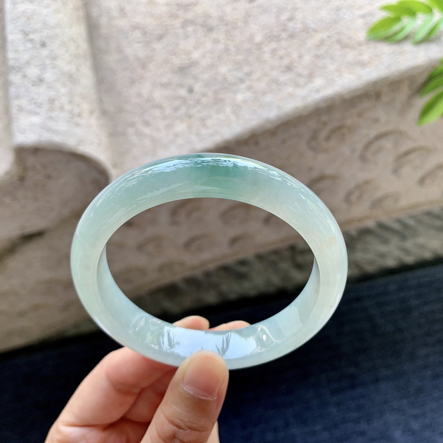 正圈56 57，圈口57.8/12.6/8，编码B2081317，描述糯冰飘绿，水润，种老，细腻，无裂。