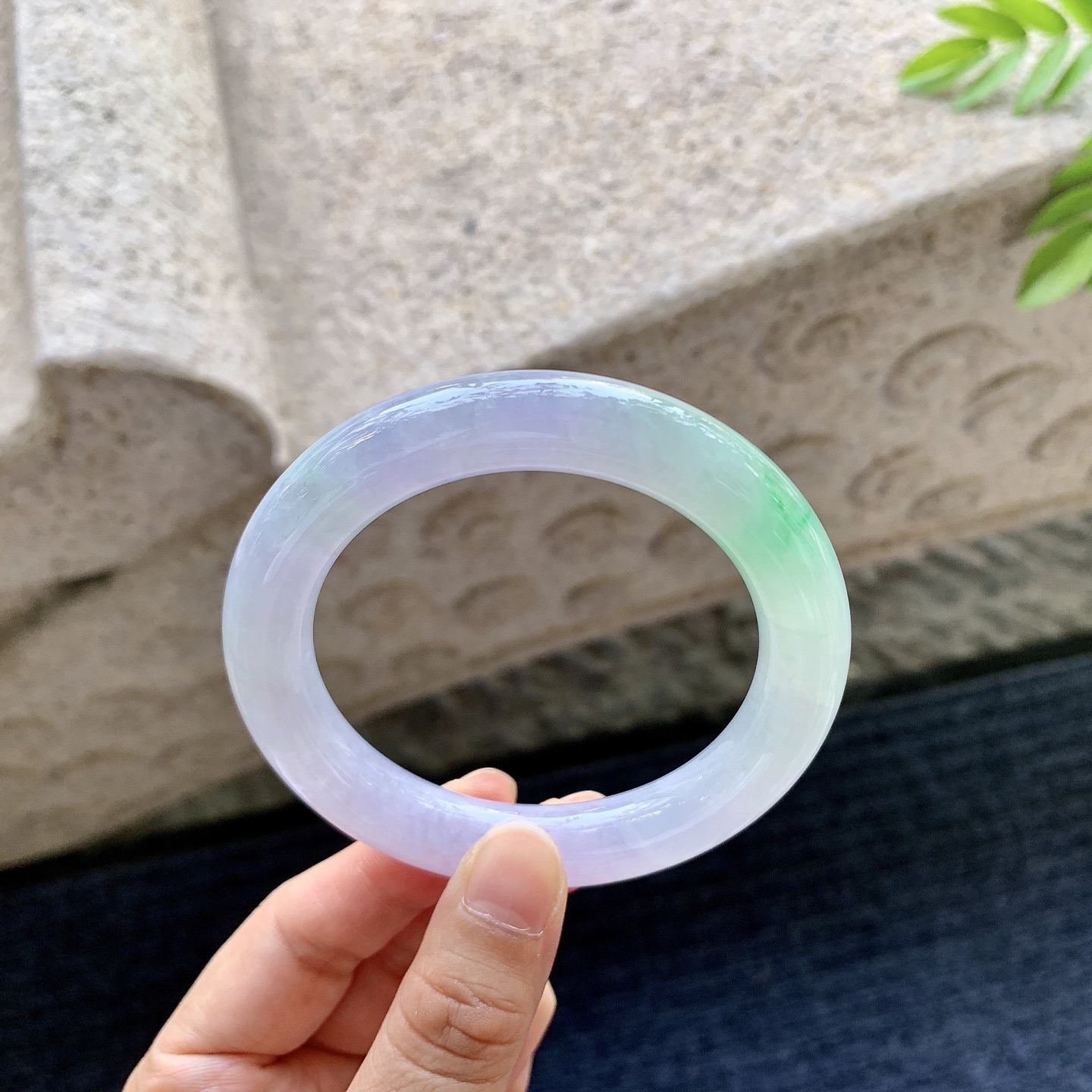 圆条54 55，圈口55.4/11/10.6，编码B2081327，描述冰糯春彩，水润，种老，细腻，有纹线