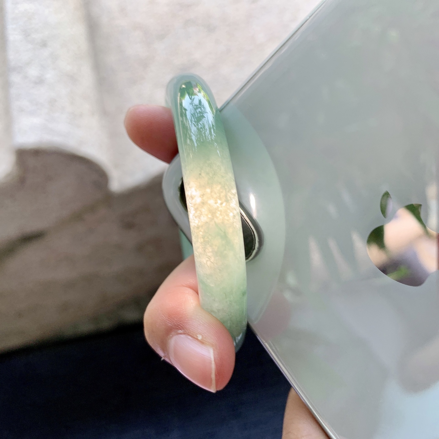 圆条50 51，圈口51.6/9.7/9.3，编码B2081321，描述糯冰飘绿，水润，种老，细腻，打灯有棉线