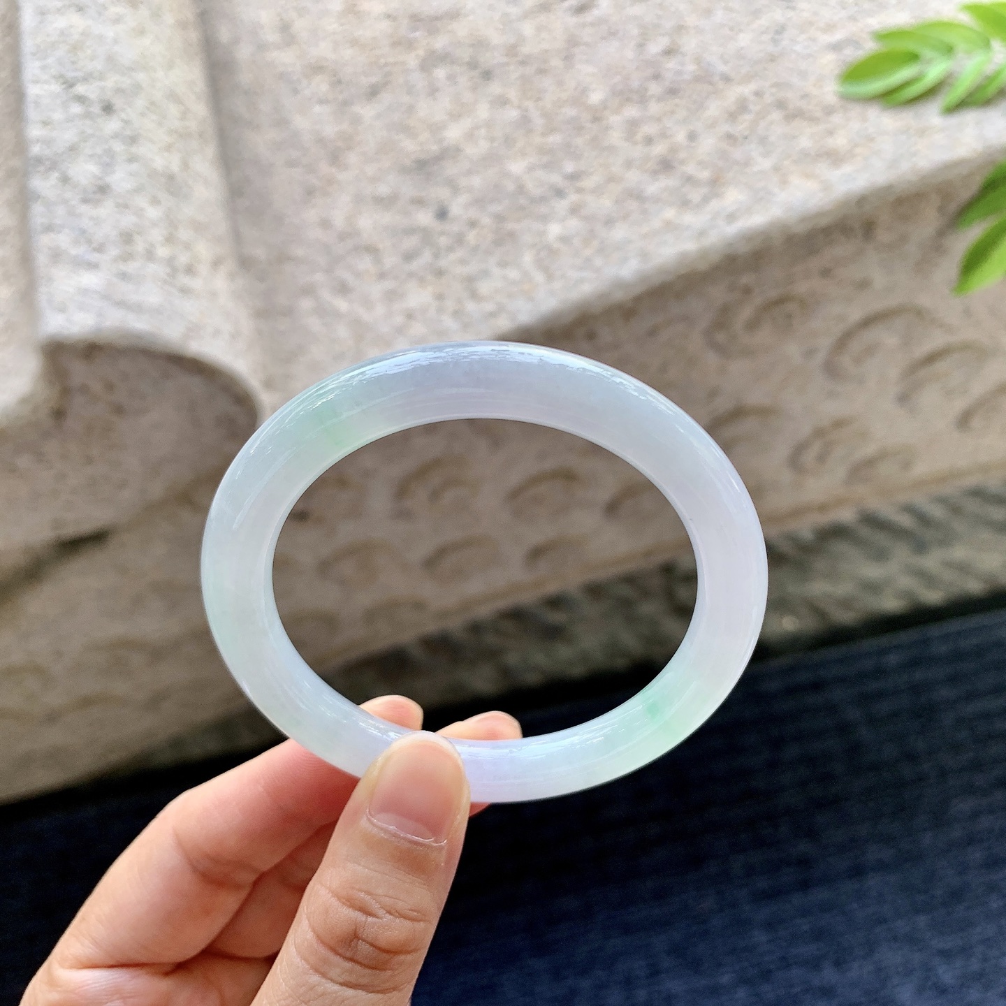 圆条52 53，【圈口】53/8.2/8.2，【编码】AD081315，【描述】春彩，水润，种老，细腻，无裂。