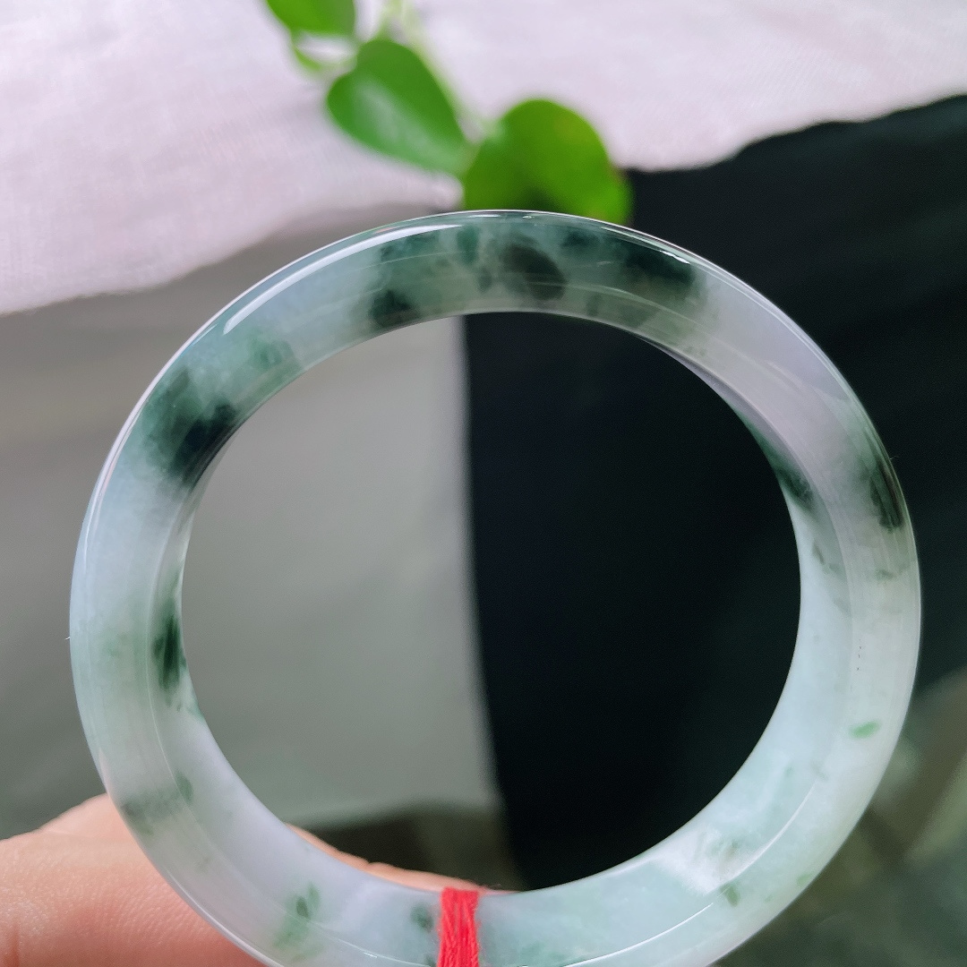 53.8/12.5/7.5，飘花正圈，无裂，白底生翠色，飞花落玉镯。蓝绿飘花绵延环绕，腕间藏一幅天然水墨画卷。ss56421a
