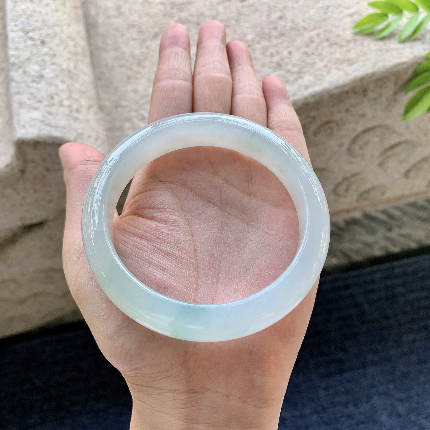 正圈59 60，圈口60.5/13.3/8.8，编码C5081326，糯冰飘绿，水润，种老，细腻，打灯有棉线