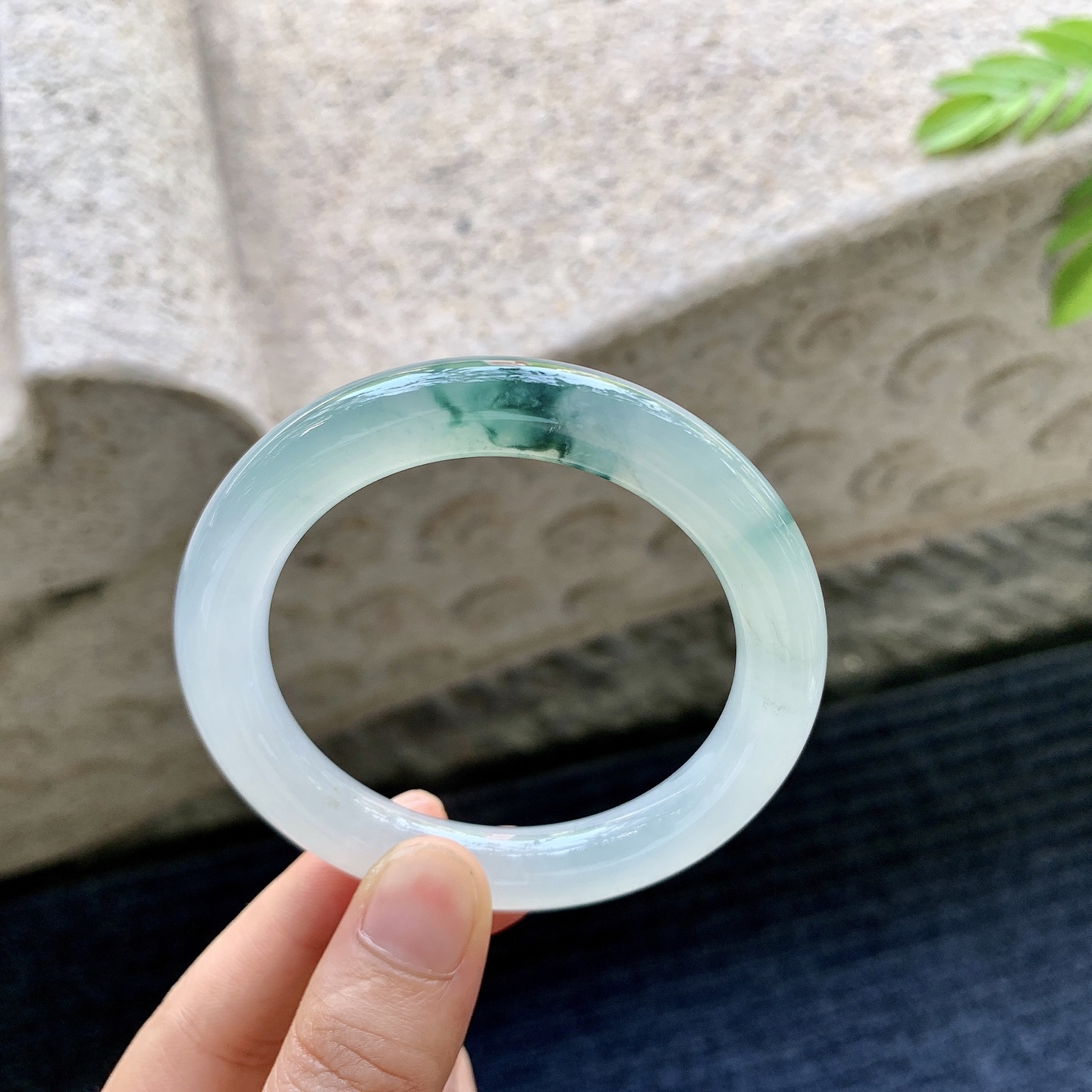 圆条51 52，圈口52.3/9.5/9.8，编码C11081303，冰糯飘花，水润，种老，细腻，有纹线。