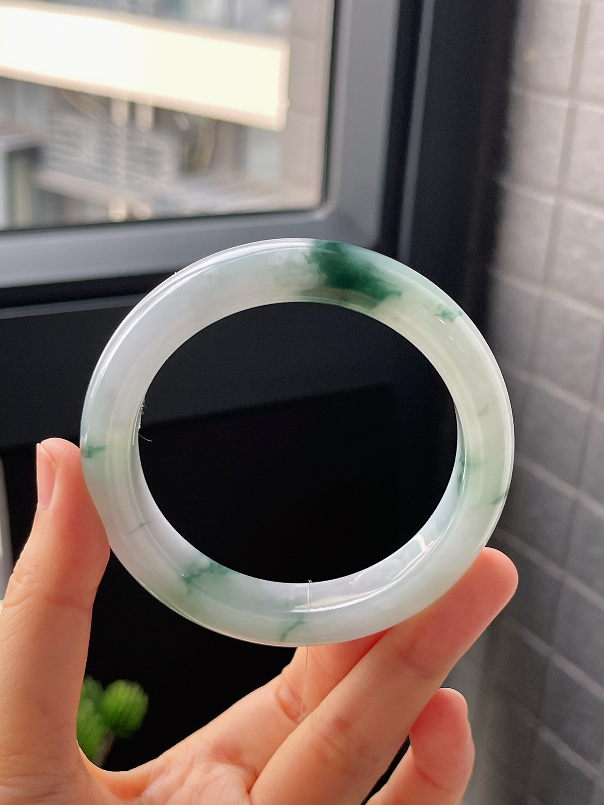 正圈55.8圈口，翡翠冰糯种飘绿手镯