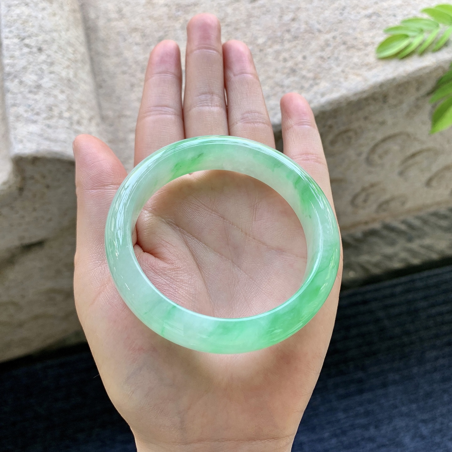 正圈53 54，圈口54.8/13.5/8.2，编码GJ081339，冰糯阳绿，水润，种老，细腻，无裂。