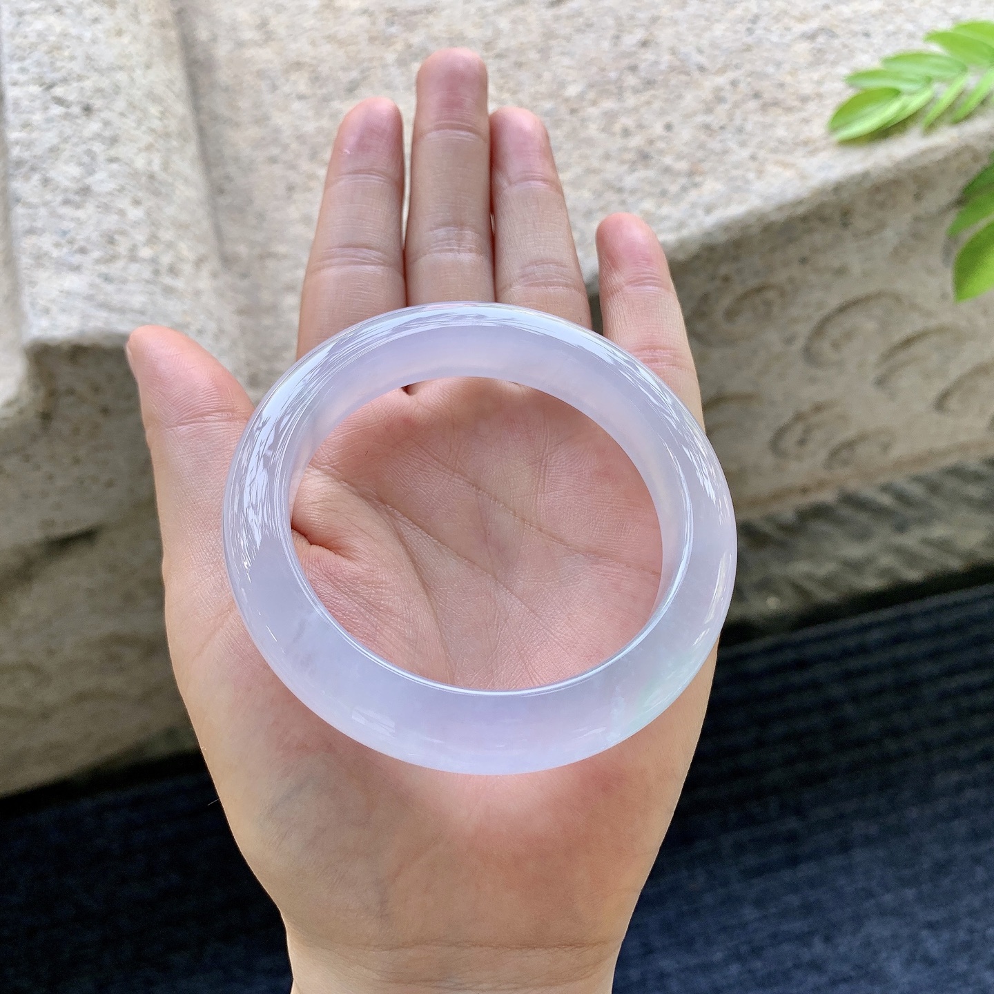 正圈54 55，圈口55.6/12.4/9.2，编码GJ081346，高冰淡粉紫，起荧光，清透，水润，种老，无裂。