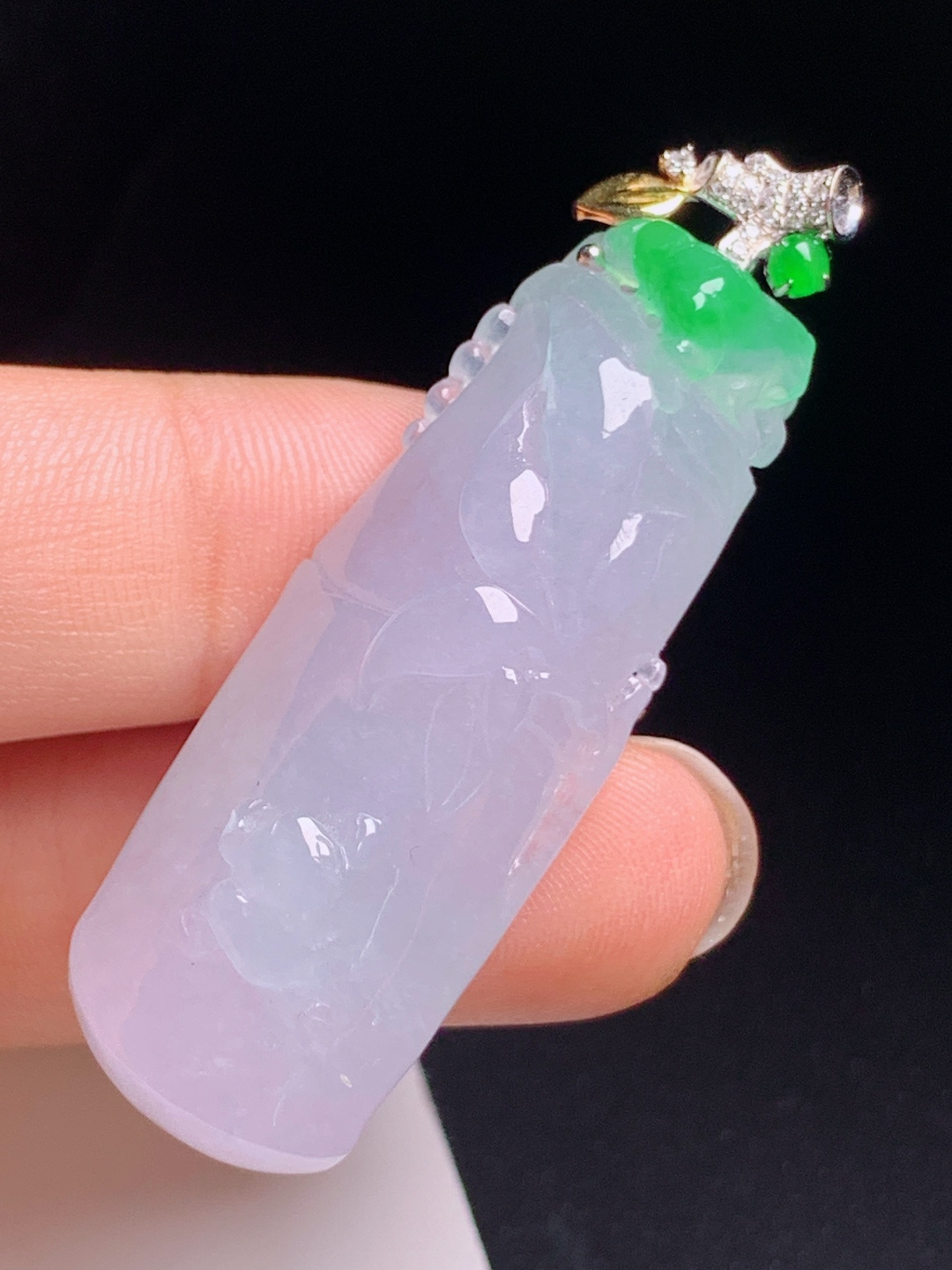 春带彩竹节吊坠，冰透柔润俏色阳绿，雕工细腻寓意节节高升，裸石43.9-16.3-11.850.5，072768