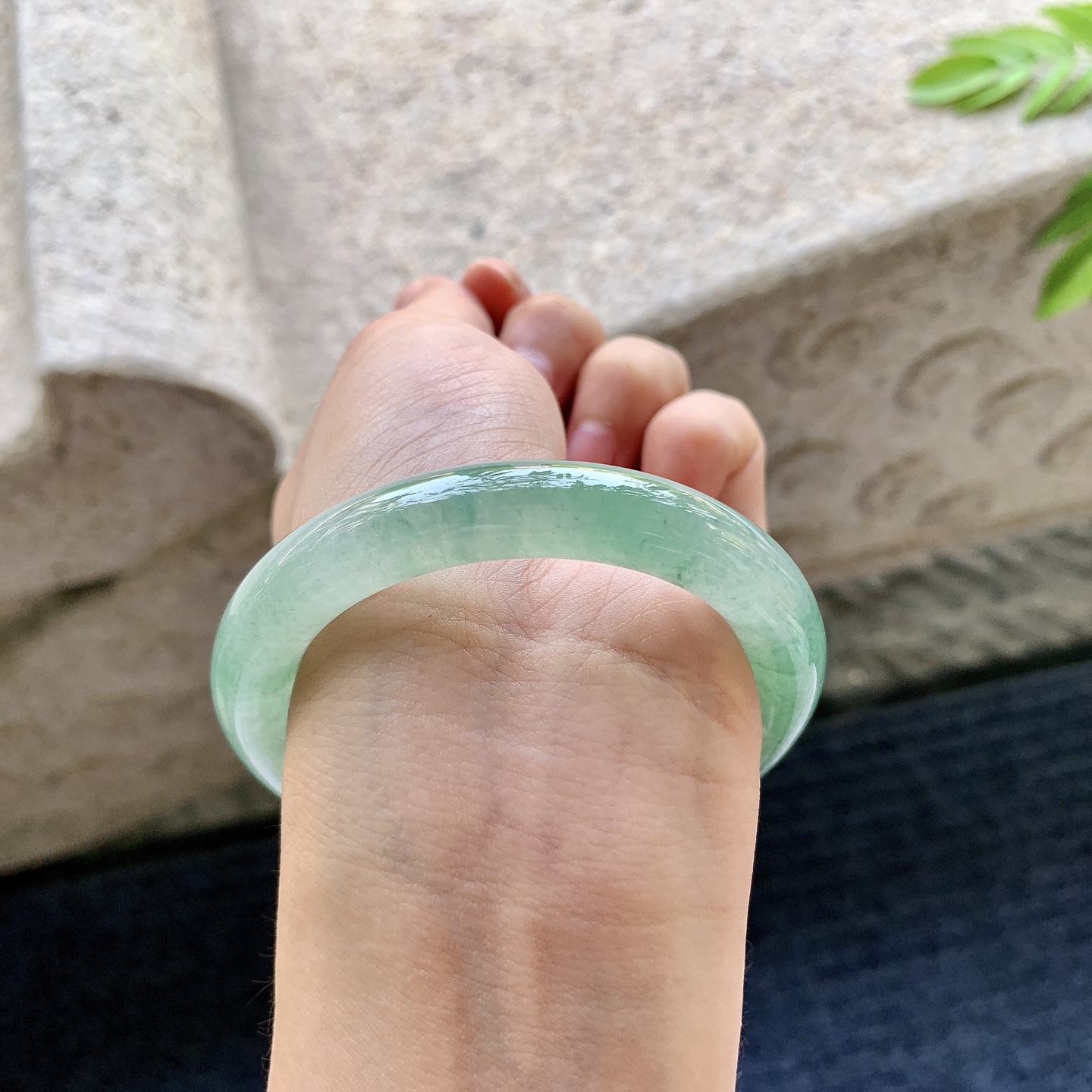 圆条50 51，圈口51.6/9.7/9.3，编码B2081321，描述糯冰飘绿，水润，种老，细腻，打灯有棉线