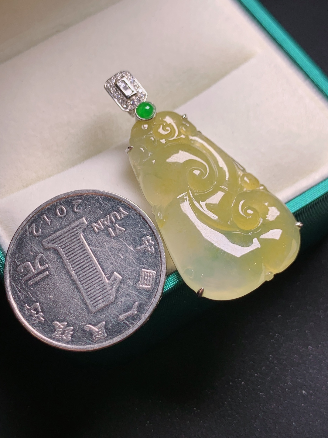 黄翡如意吊坠，冰润蜜糖黄，雕工灵动，温婉贵气，裸石32.3-20-4.2，68