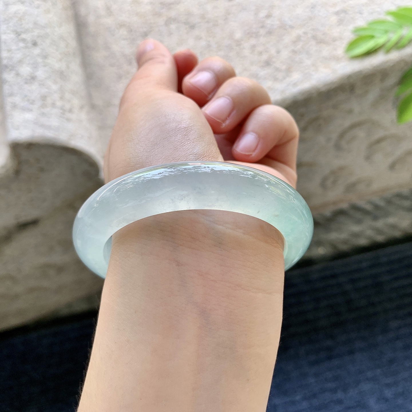 正圈53 54，圈口54.7/12.2/9.3，编码ZLD081350，冰飘晴绿，清透，水润，种老，细腻，无裂。