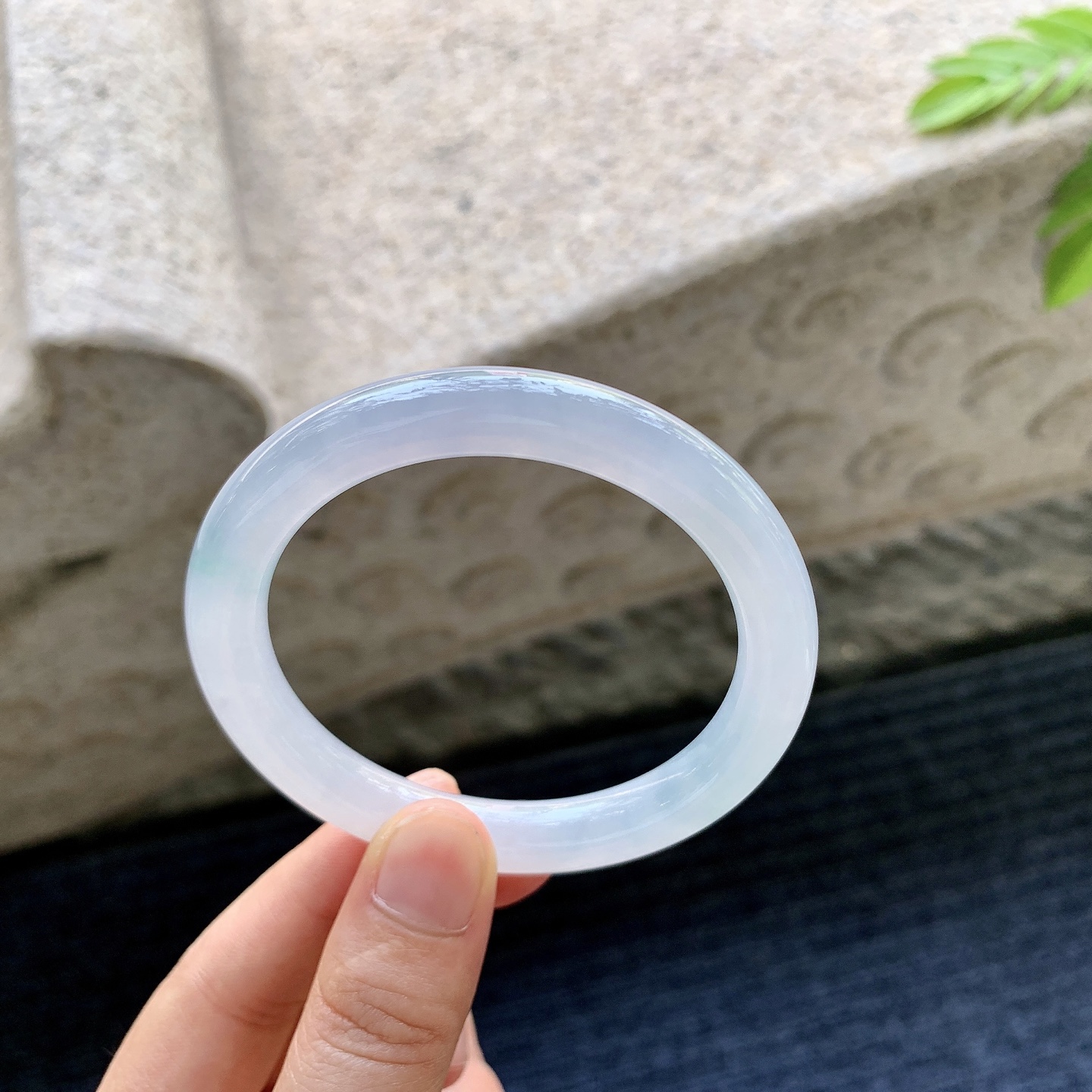 圆条52 53，圈口53.7/8.4/8.6，编码Z081345，冰糯飘绿，水润，种老，细腻，打灯有絮线