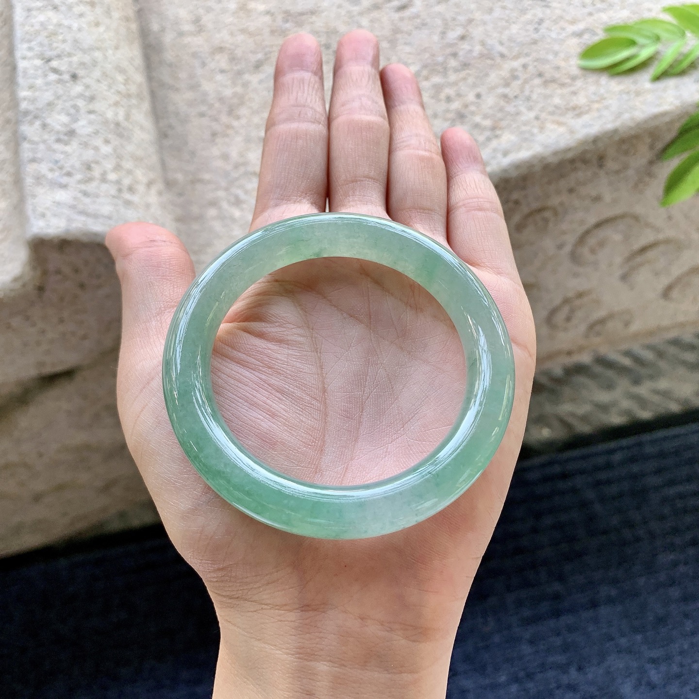 圆条50 51，圈口51.6/9.7/9.3，编码B2081321，描述糯冰飘绿，水润，种老，细腻，打灯有棉线