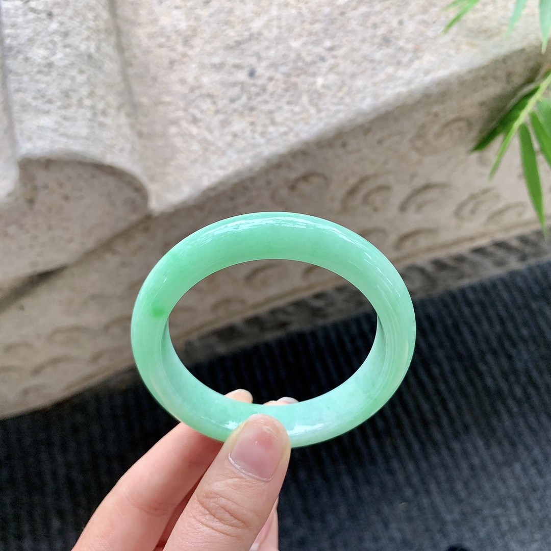 正圈51 52，圈口52.4/12.1/8，编码AD030274，描述阳绿，满色，水润，种老，细腻，无裂。
