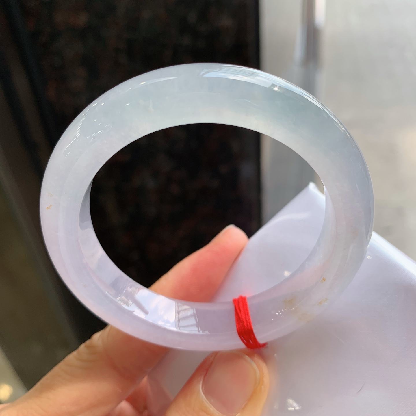 正圈冰镯带黄翡，无裂，尺寸：54/12/9.3，起荧光