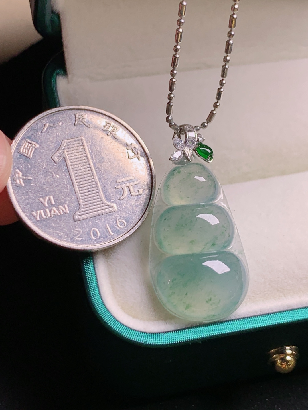 ️ 冰种飘花福豆吊坠，冰透起光，飘绿如烟，三豆聚福雅致灵动
