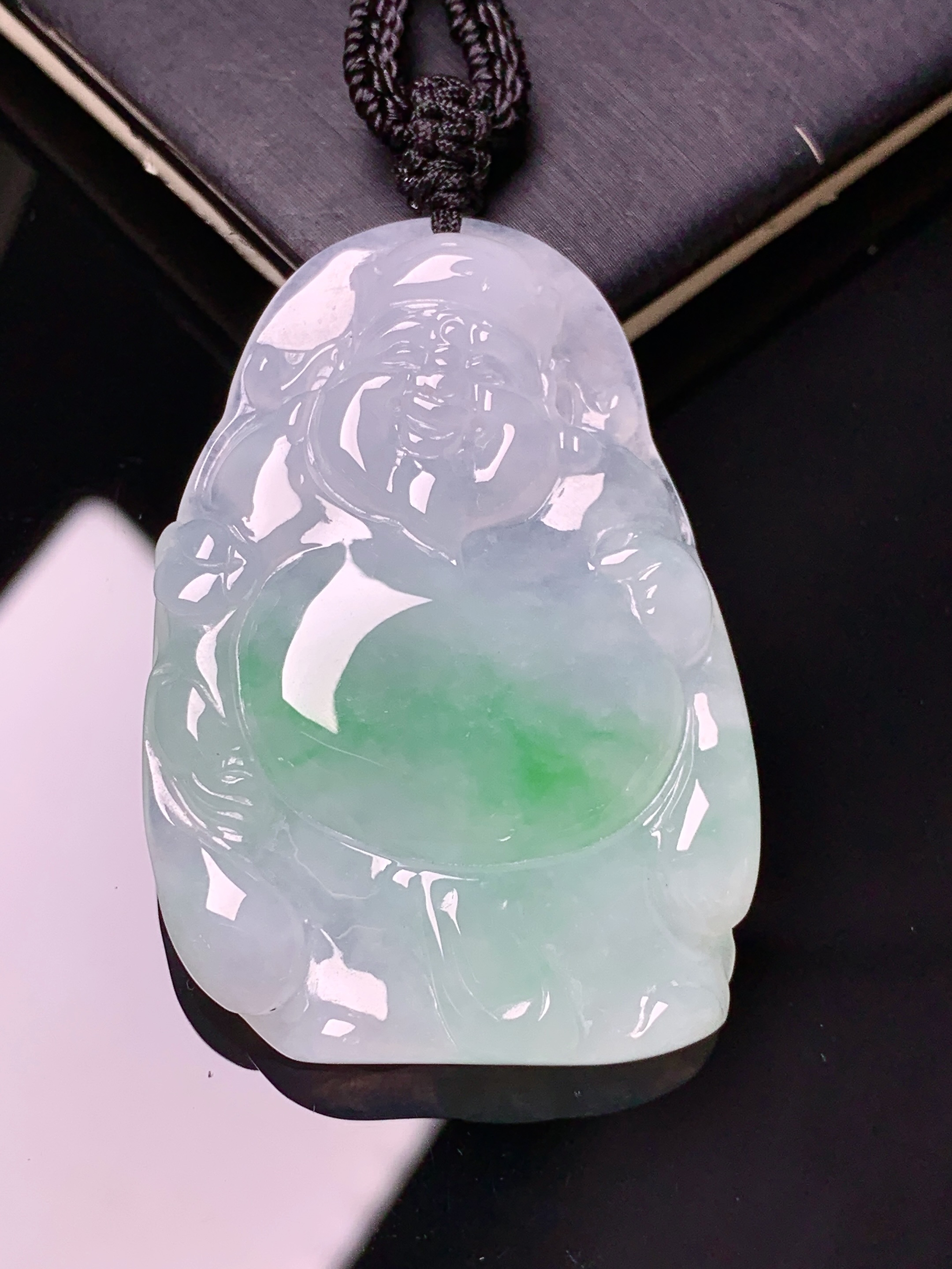 飘绿财神吊坠 玉质细腻 色泽艳丽清新 水润亮眼 整体尺寸42.6*29*6 x3