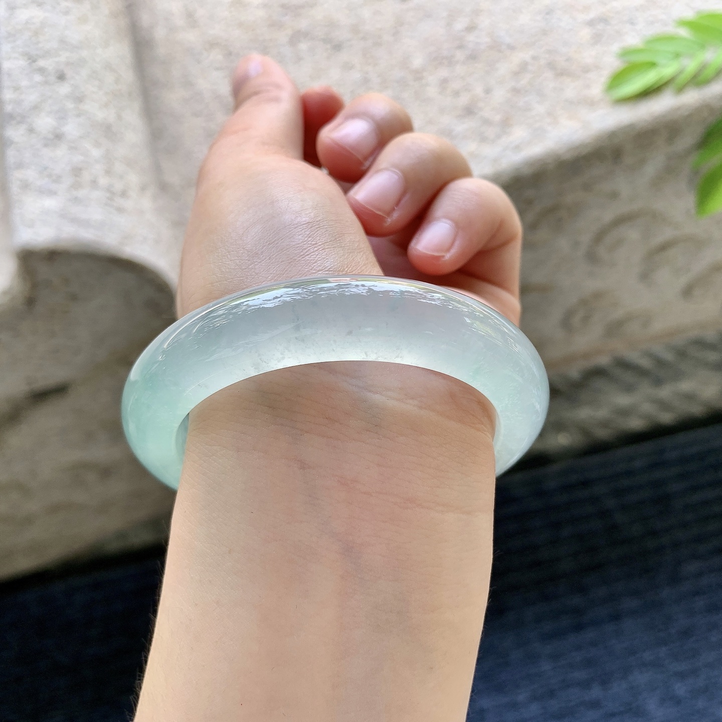 正圈53 54，圈口54.7/12.2/9.3，编码ZLD081350，冰飘晴绿，清透，水润，种老，细腻，无裂。