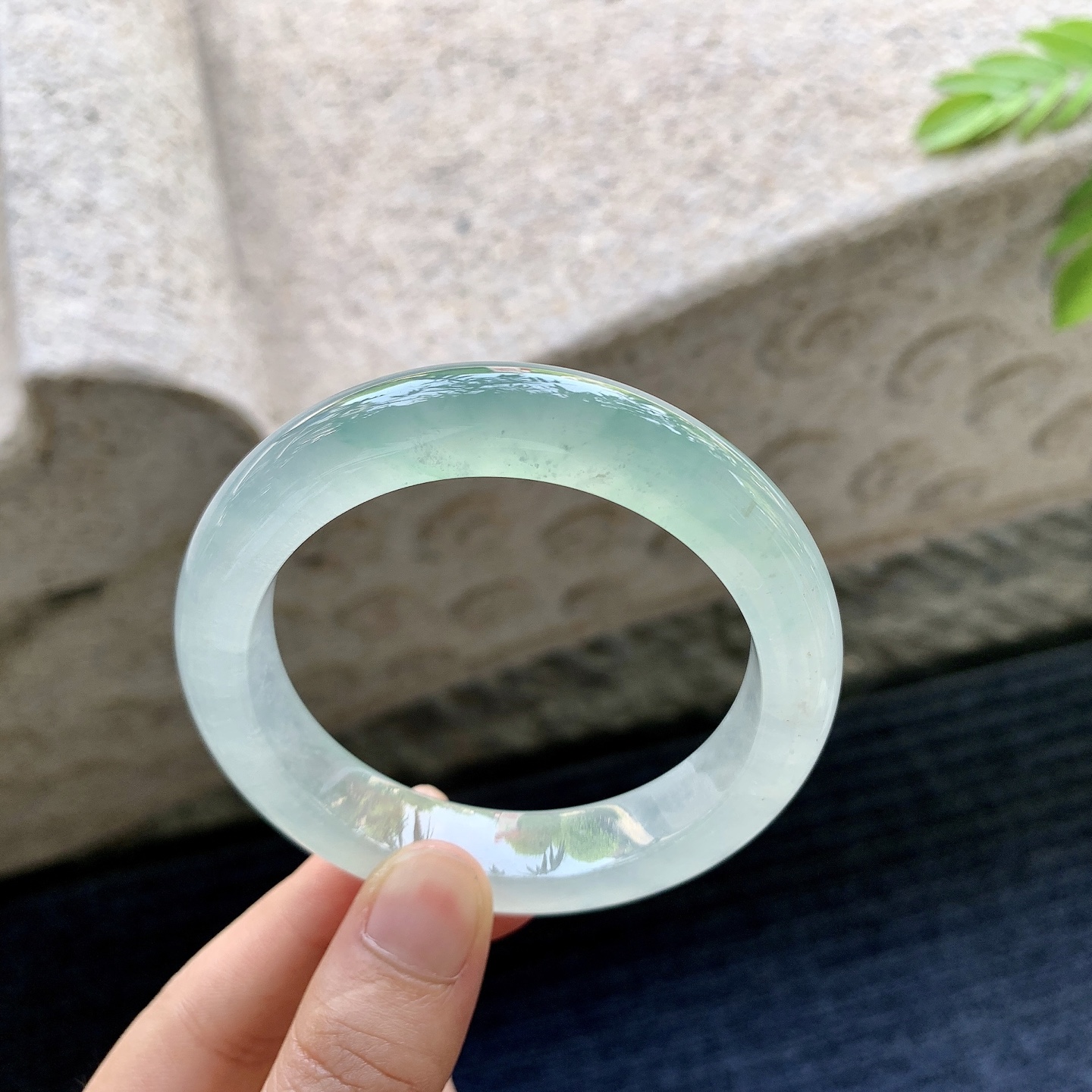 正圈53 54，圈口54.7/12.2/9.3，编码ZLD081350，冰飘晴绿，清透，水润，种老，细腻，无裂。
