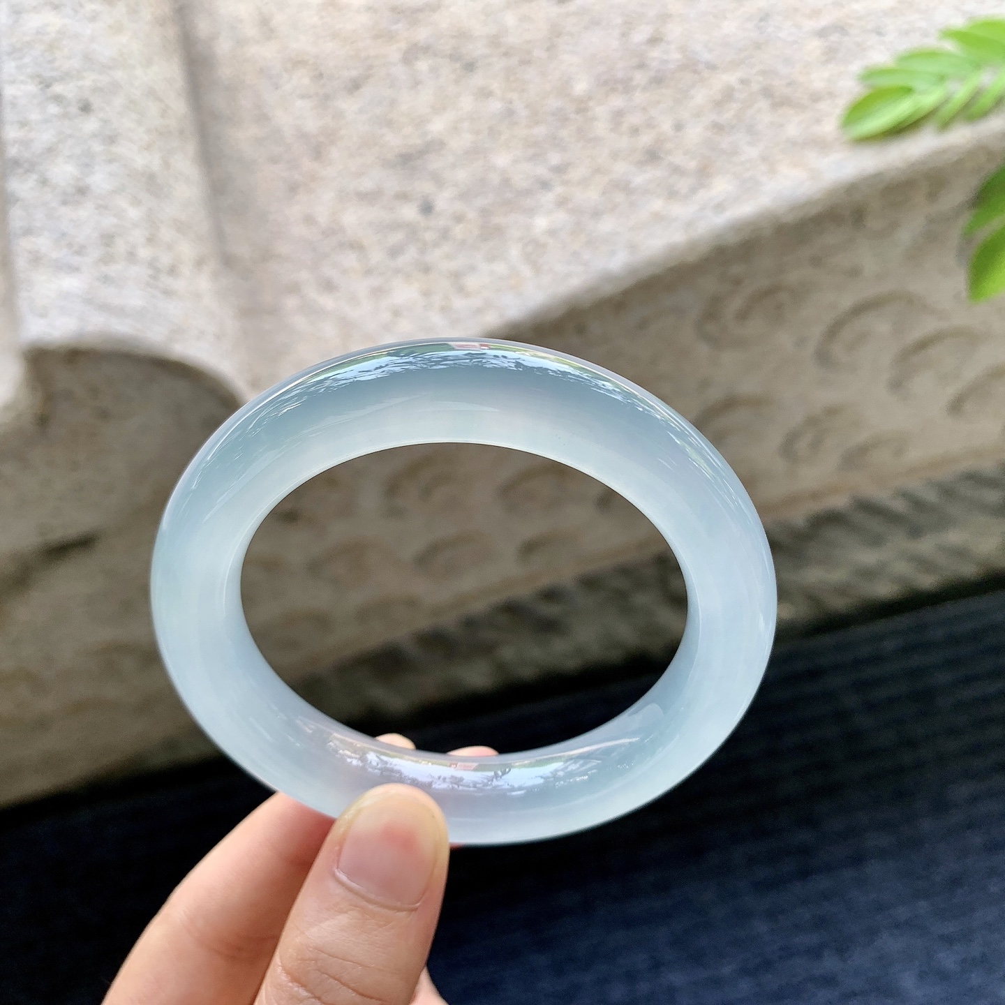 圆条55 56，圈口56/11.8/10.1，编码QX081352，高冰天空蓝，起荧光，水润，种老，打灯有棉线