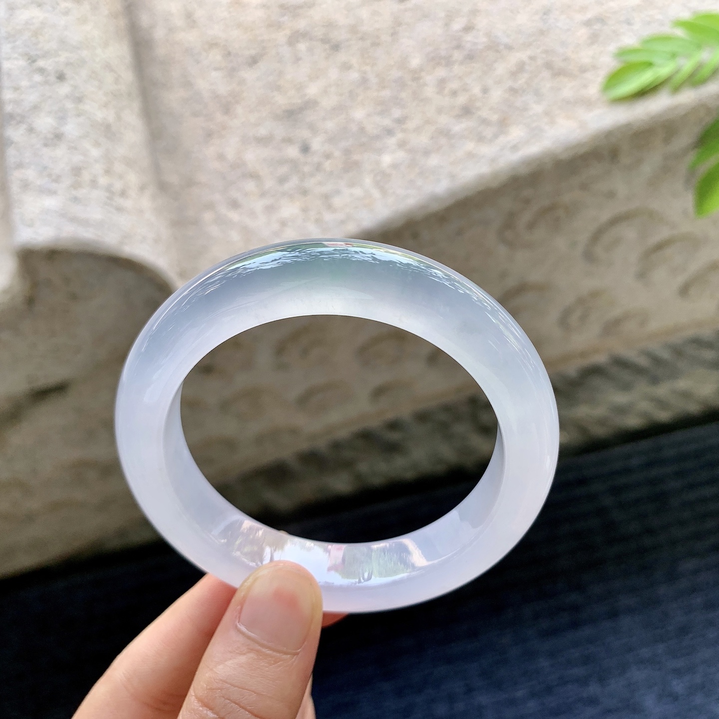 正圈54 55，圈口55.6/12.4/9.2，编码GJ081346，高冰淡粉紫，起荧光，清透，水润，种老，无裂。