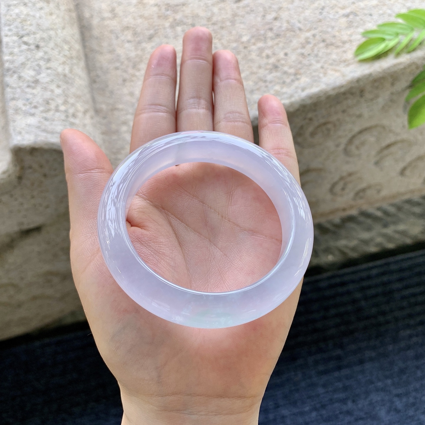 正圈54 55，圈口55.6/12.4/9.2，编码GJ081346，高冰淡粉紫，起荧光，清透，水润